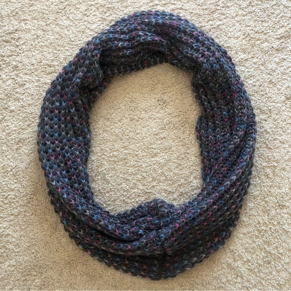 NWT Knit Infinity Scarf - Picture 4 of 7